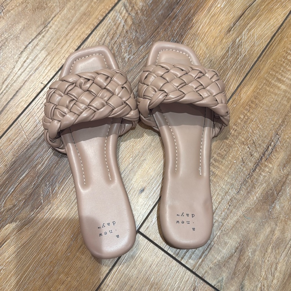 GUC flat sandals